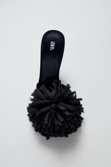 SANDALIA DESTALONADA MAXI POMPÓN - Negro de Zara