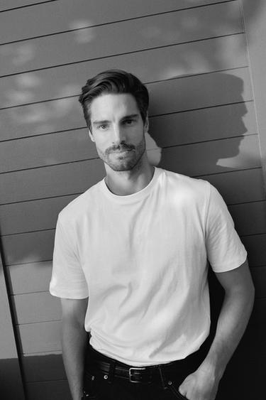 تيشرت SLIM FIT بيزك - أبيض الخاص بـ Zara