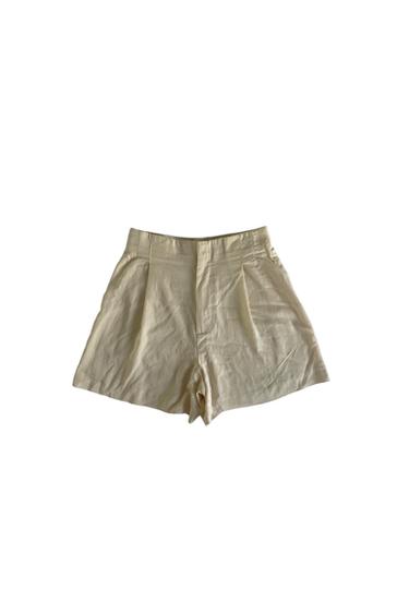 BERMUDA PLIEGUES COLOR CREMA