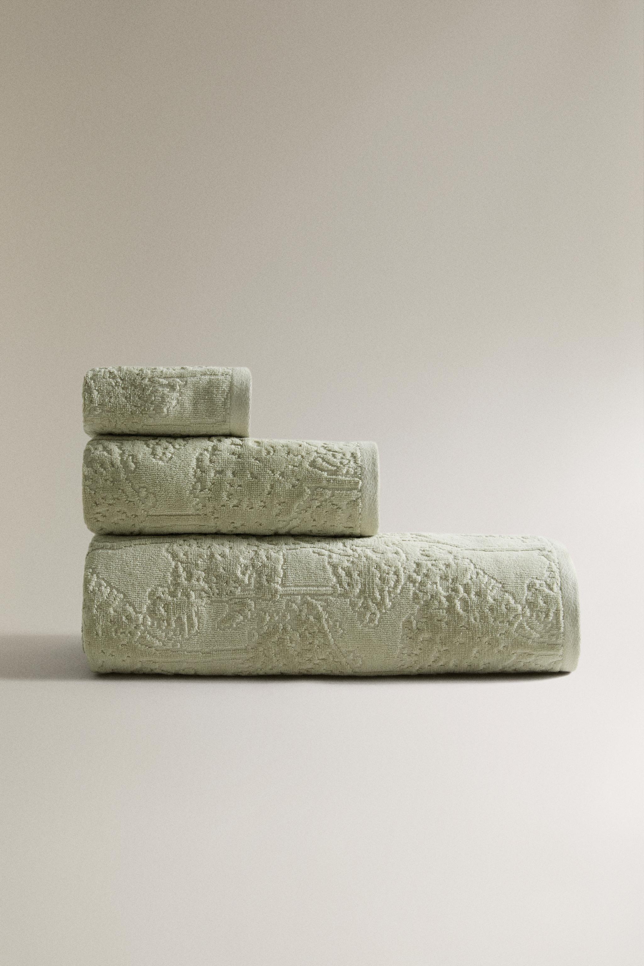 FLORAL JACQUARD BATH TOWEL — Light green