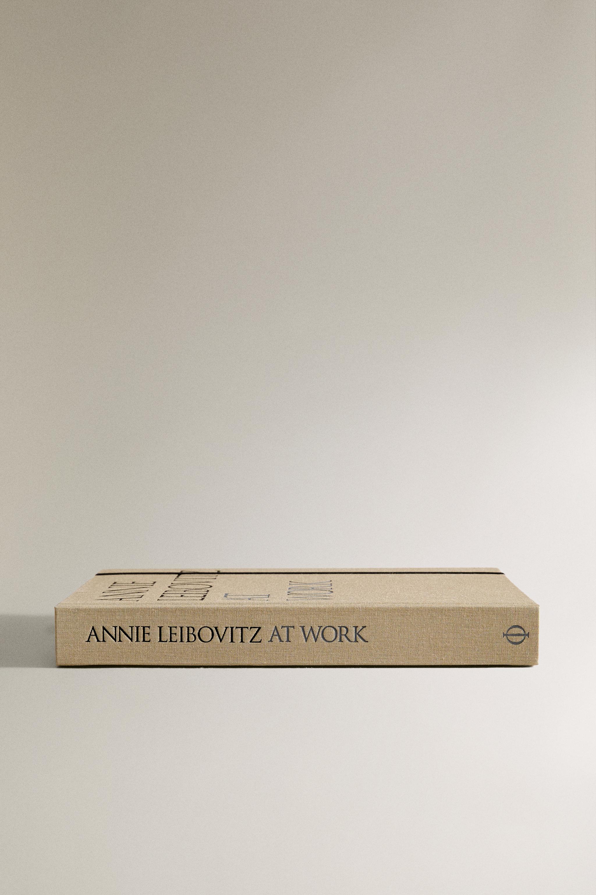 ANNIE LEIBOVITZ AT WORK BOOK (ENGLISH) — Light beige