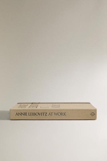 ANNIE LEIBOVITZ AT WORK BOOK (ENGLISH) — Light beige 2
