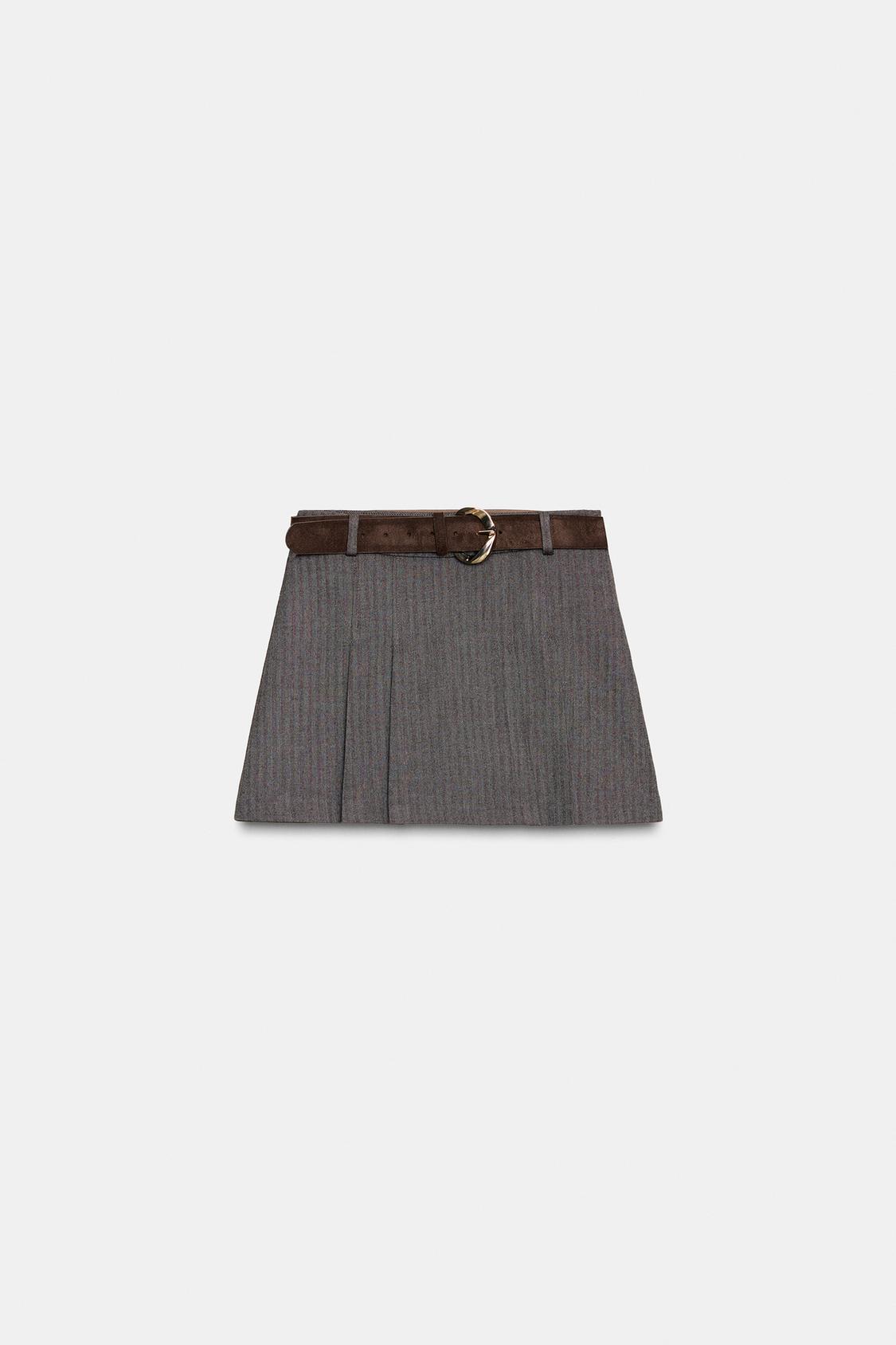 Front view of brown culottes with pleats and a wide belt. Side fastening with a concealed zip.