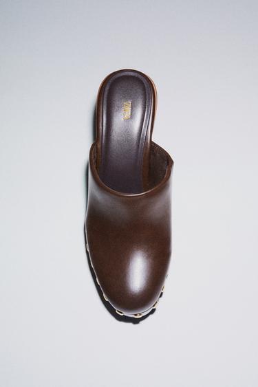 ZUECO TACÓN ALTO TACHAS - Marrón Chocolate de Zara