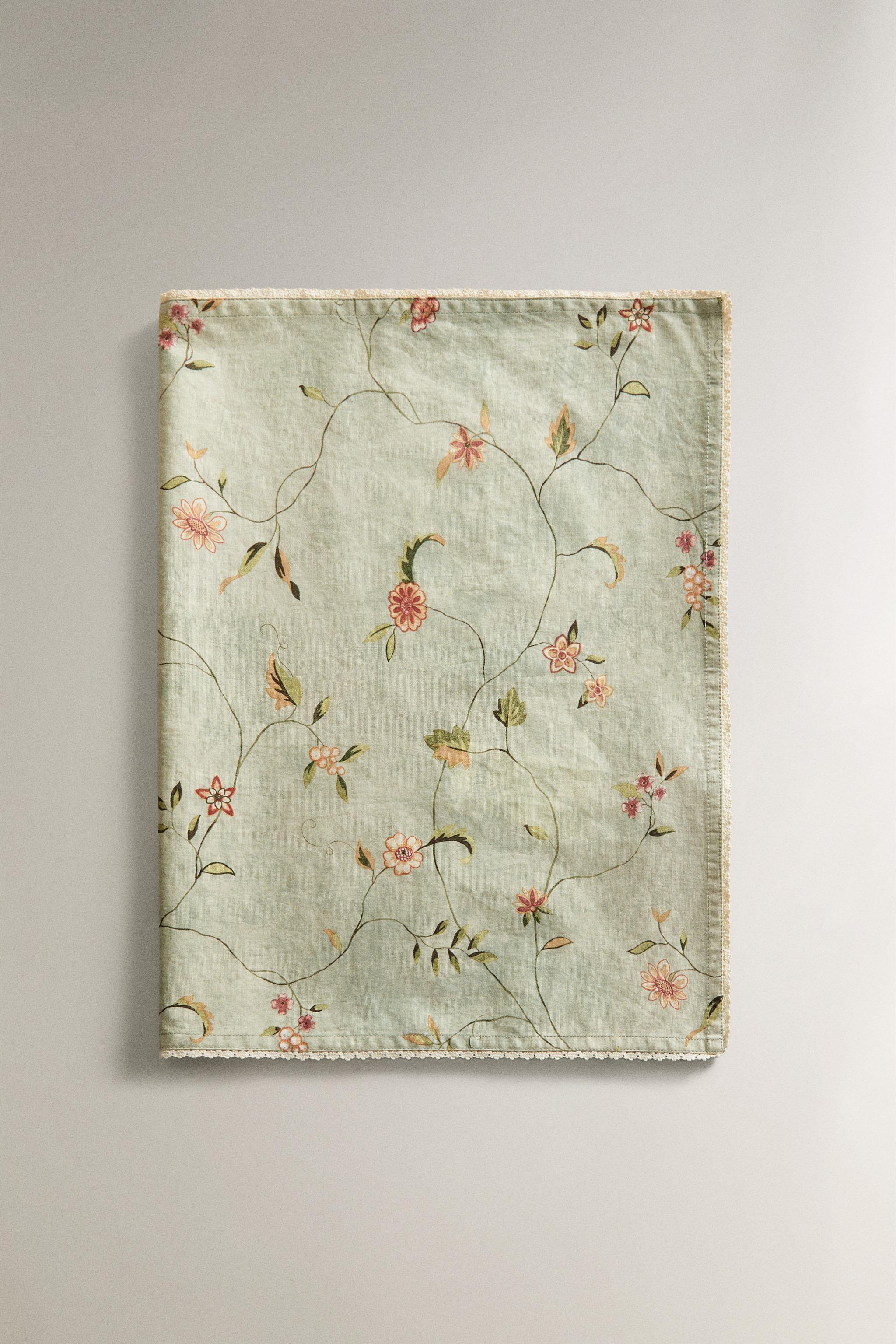 CHEMIN DE TABLE IMPRIMÉ FLEURI ET DENTELLE
