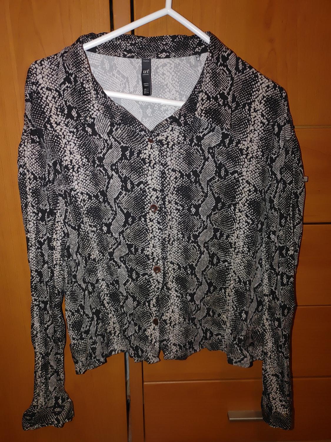 SNAKESKIN PRINT CROPPED SHIRT