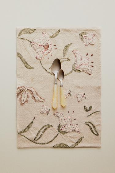 EMBROIDERED FLOWER PLACEMAT - Ecru by Zara