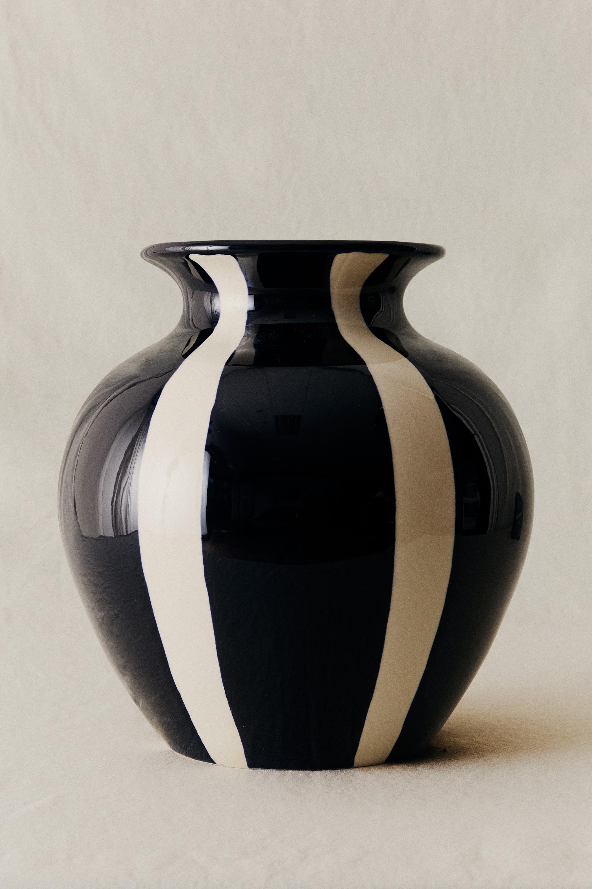 ROUND DECORATIVE CERAMIC VASE