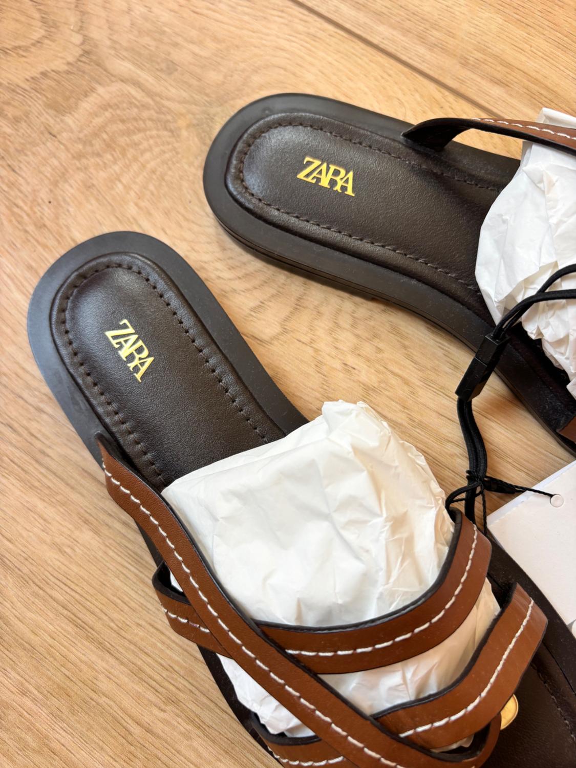 FLAT LEATHER STRAPPY SANDALS - Image 3