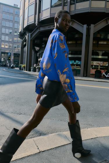 САТЕНИРАНА РИЗА С ФЛОРАЛЕН ДЕ print - Пясък / Син от Zara