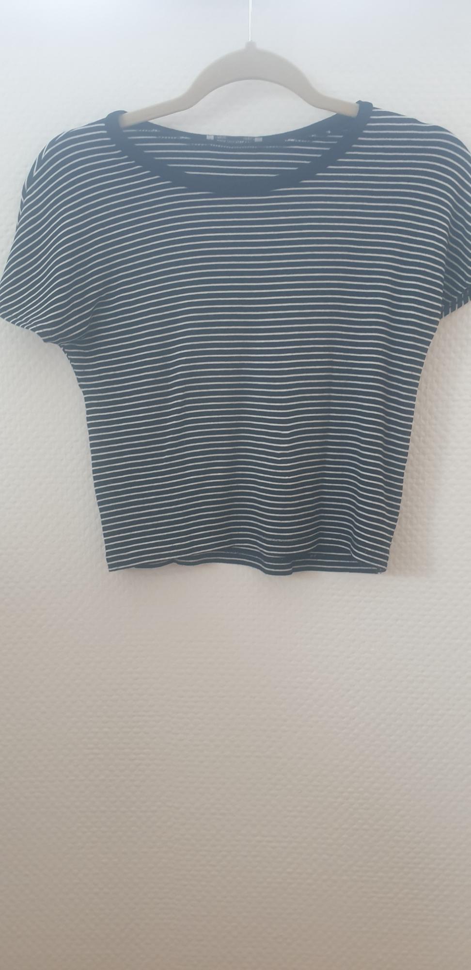 CROPPED T-SHIRT
