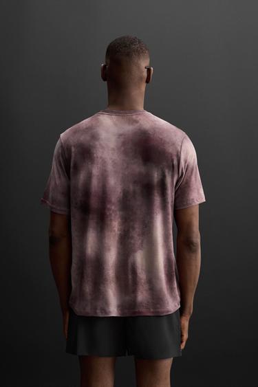 T-SHIRT PERFORÉ IMPRIMÉ TIE & DYE - Bordeaux de Zara - Image 2