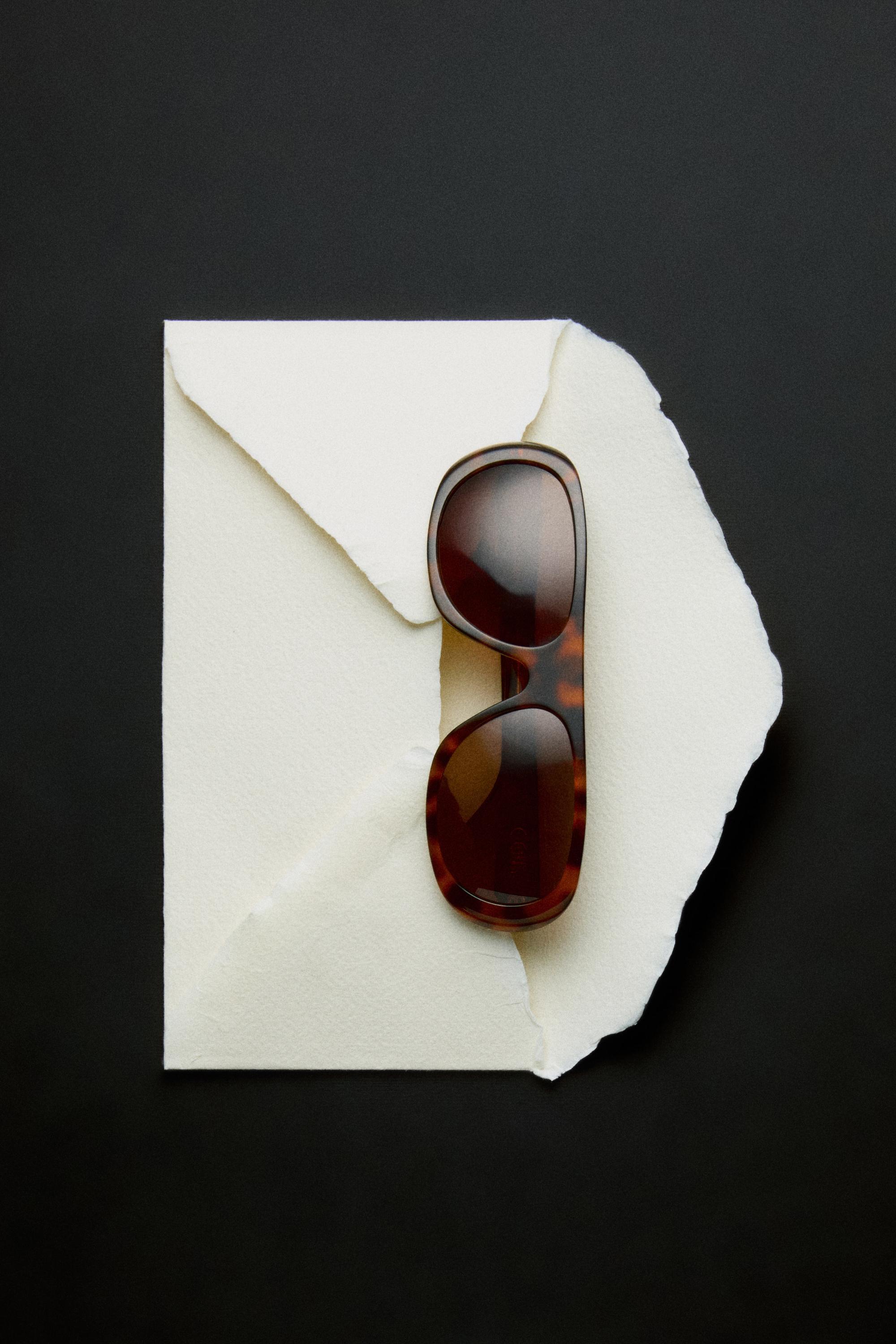 Oval tortoiseshell-effect sunglasses — Brown