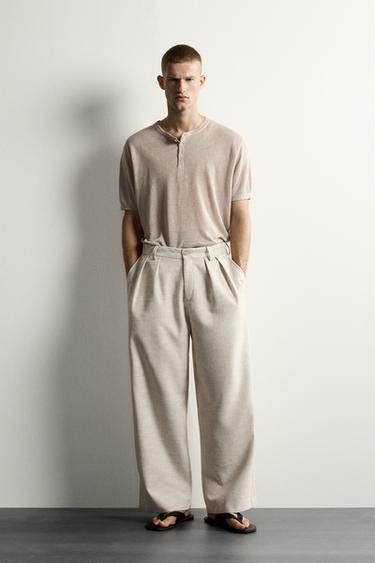 PANTALÓN CON PLIEGUES RELAXED FIT TEXTURIZADO
