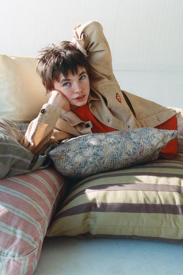 КУРТКА-РУБАШКА ИЗ ХЛОПКА С НАШИВКОЙ — ПЕСОЧНЫЙ от Zara