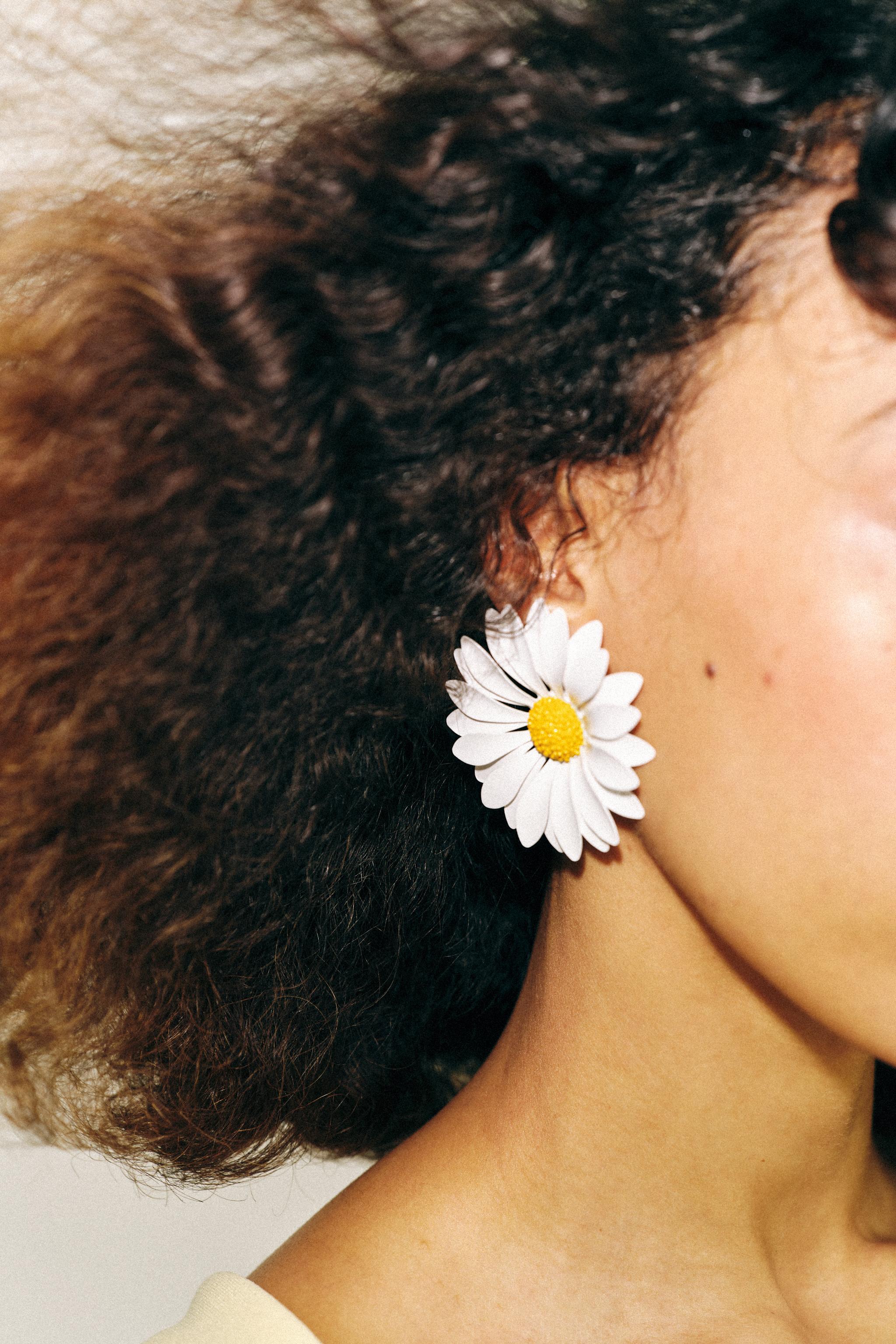 MAXI DAISY EARRINGS