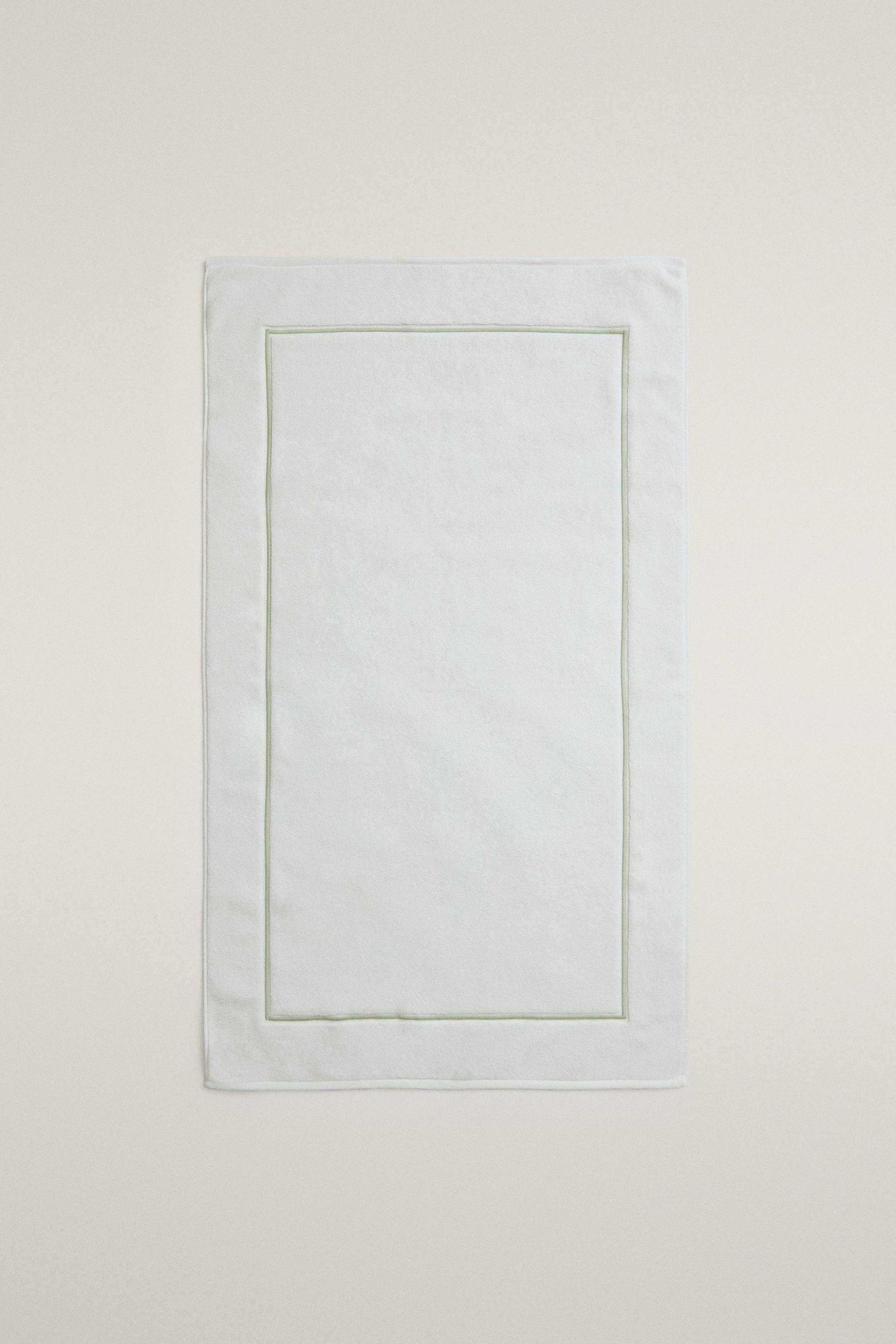 EMBROIDERED SCALLOPED BATH MAT — Light green