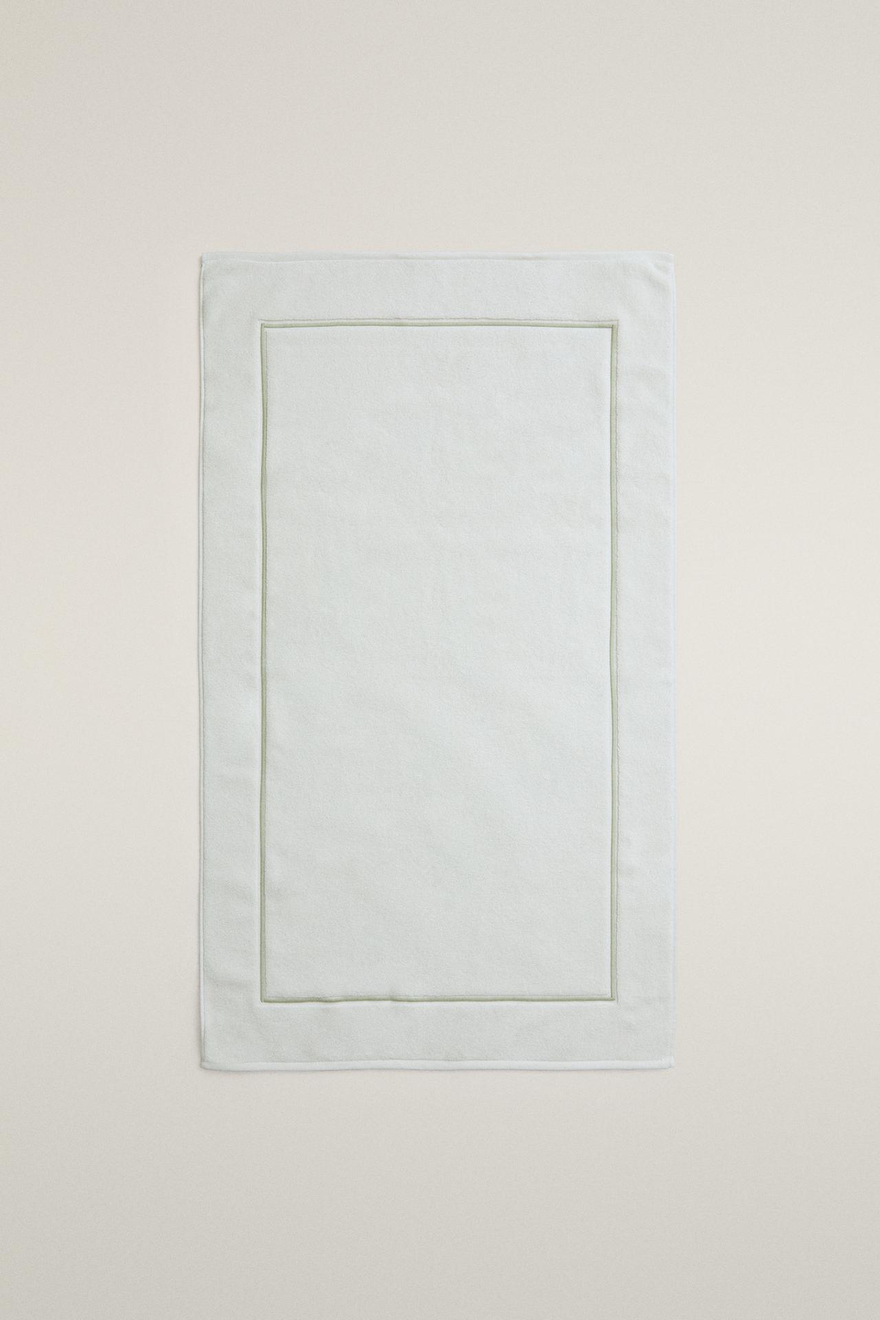 EMBROIDERED SCALLOPED BATH MAT — Light green