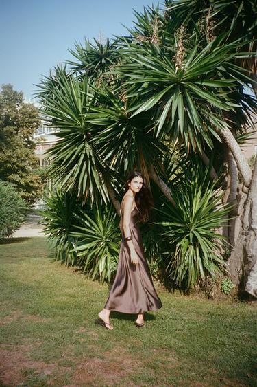 ROBE MIDI SATINÉE À FRONCES - Marron foncé de Zara - Image 2