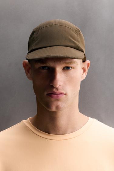 GORRA TÉCNICA LIGERA ESTAMPADO ABSTRACTO - VERDE de Zara