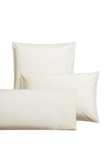 DĚTSKÝ POVLAK NA POLŠTÁŘ S DETAILEM VYŠÍVANÉHO LEMU - Špinavě bílá od Zara