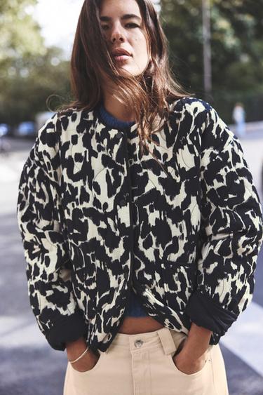 CAZADORA ACOLCHADA ESTAMPADO ANIMAL - Negro / Crudo de Zara
