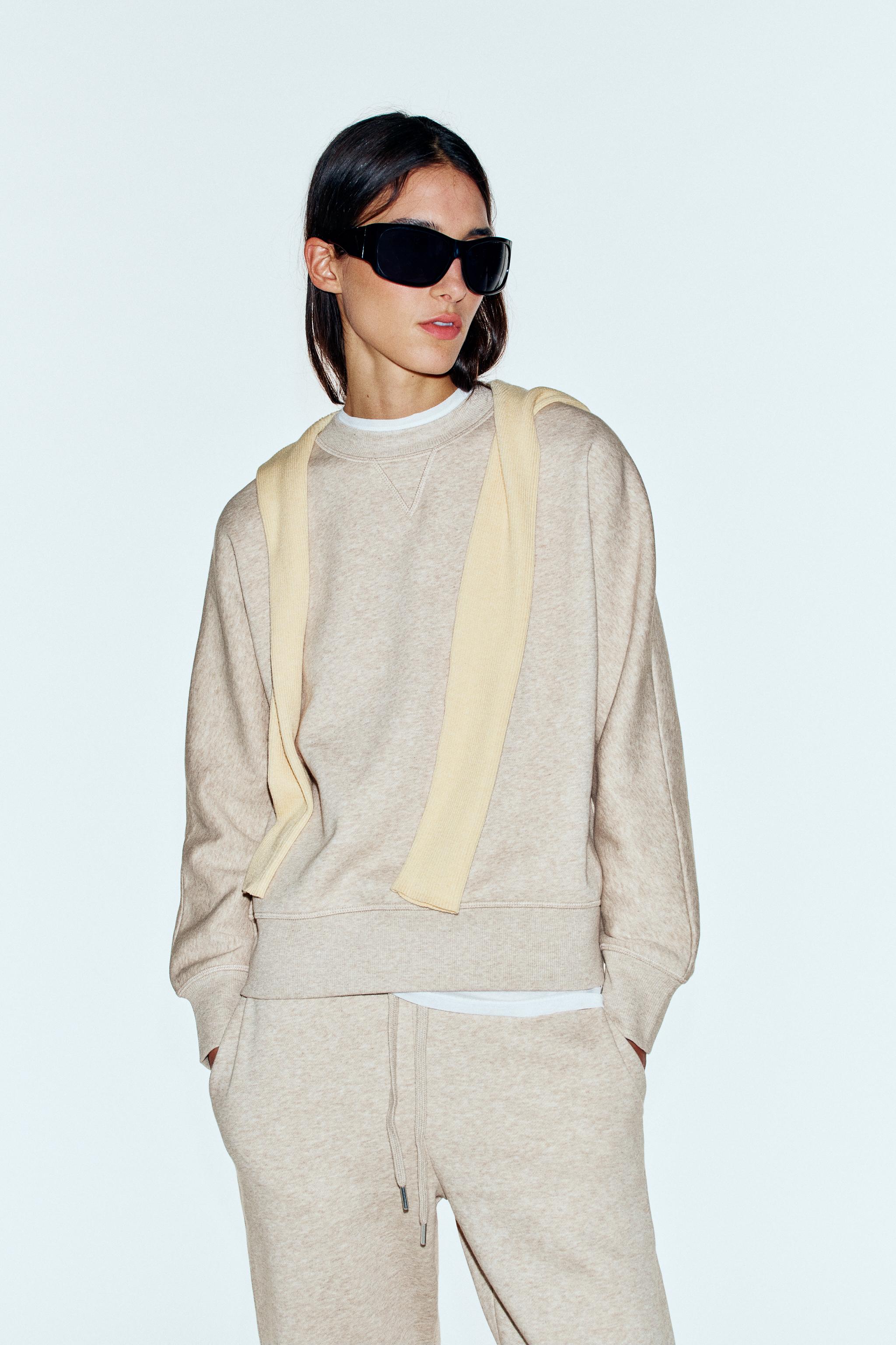 BASIC FLEECE SWEATSHIRT