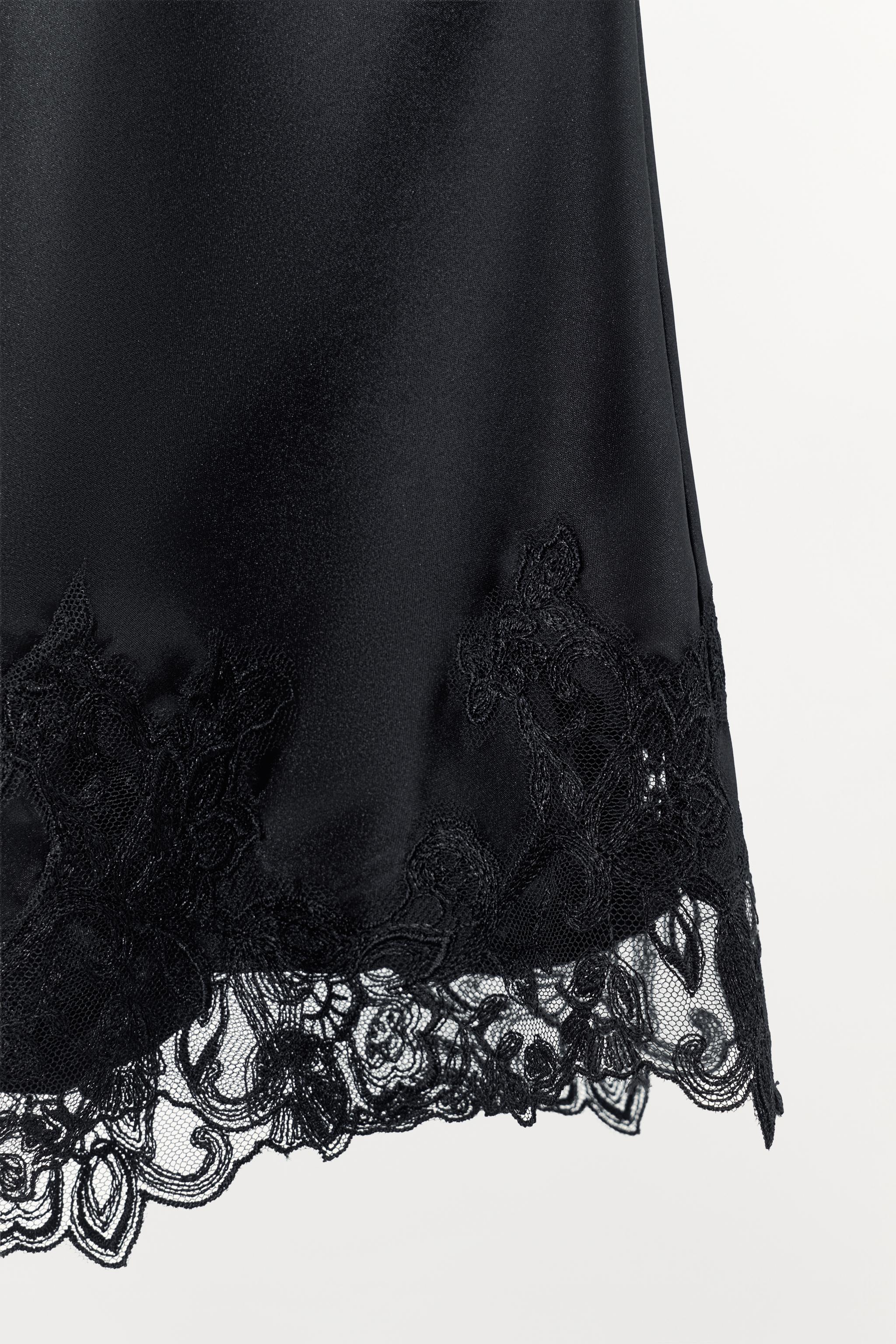 SATIN LACE MINI SKIRT