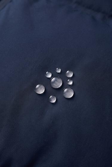 VATTERET FRAKKE MED HÆTTE - WATER REPELLENT - marine fra Zara