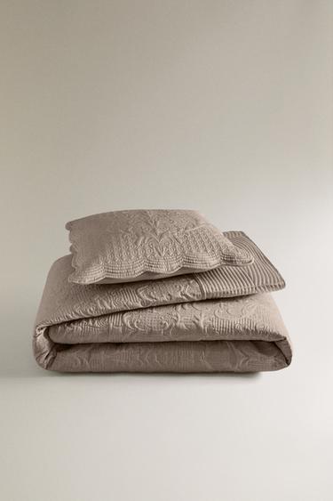 QUILTED QUILT WITH RAISED DESIGN - Brown / Taupe by Zara