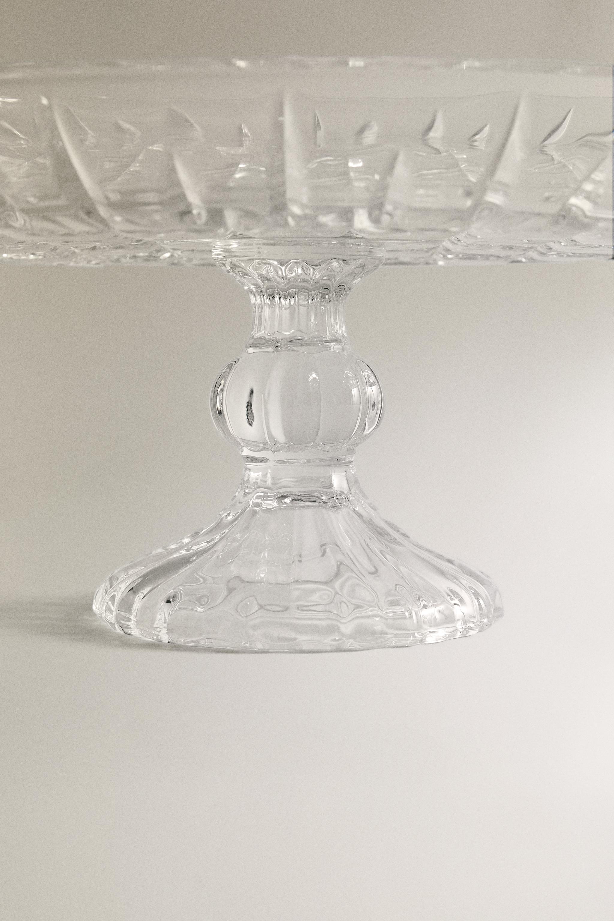 RAISED GLASS SERVING DISH WITH DIAMOND DESIGN