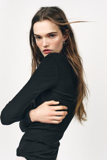 T-SHIRT MIT WOLLE - Schwarz von Zara