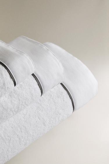 SERVIETTE DE BAIN BANDE PIQUÉ - Gris foncé de Zara - Image 1