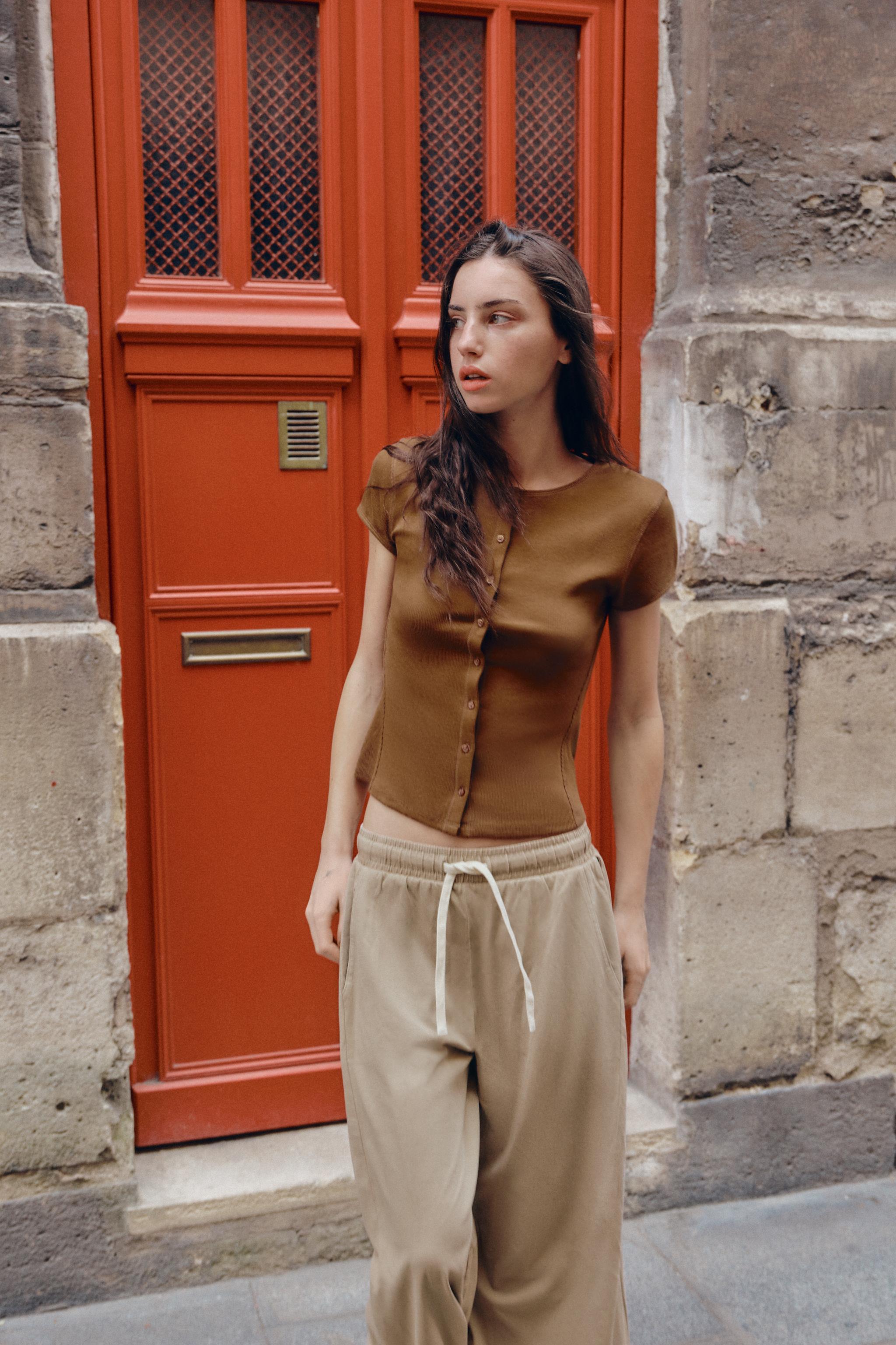 RIBBED BUTTON-UP T-SHIRT — Brown
