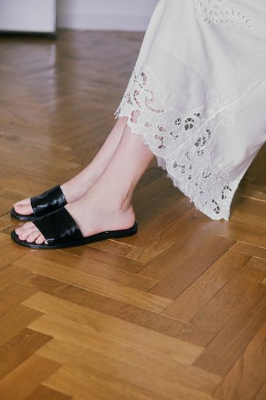 クラック加工入りレザースライドサンダルブラックZaraのクラック加工入りレザースライドサンダル - ブラック