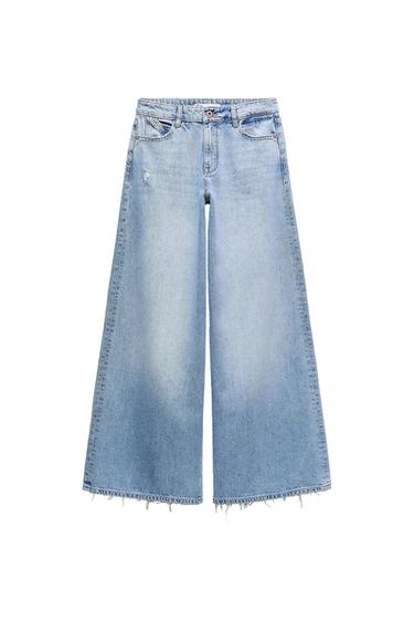 Wide-leg jeans in light blue, with a slight washed effect and frayed hem, on a white background.