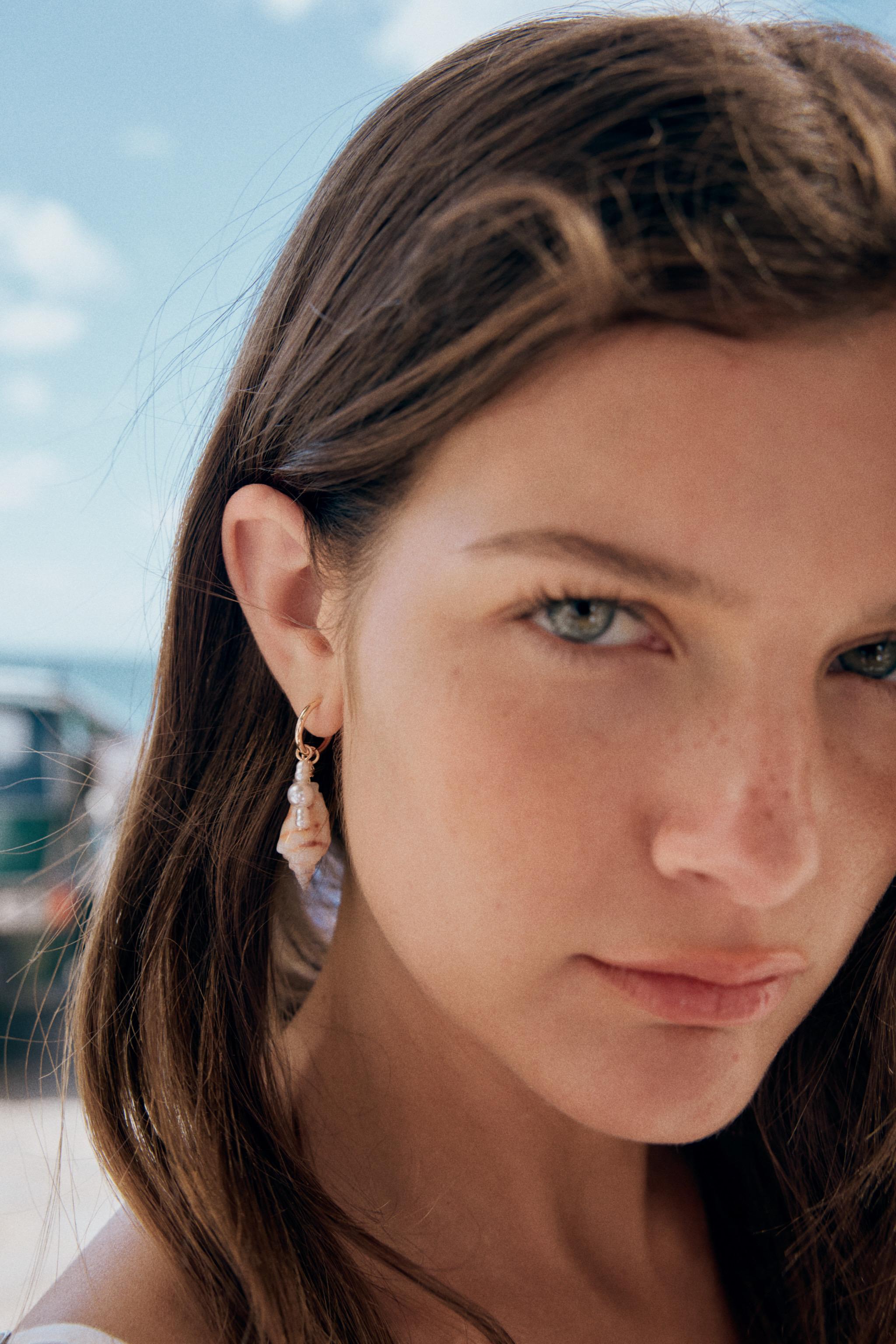 PACK OF SHELL HOOP EARRINGS — Golden