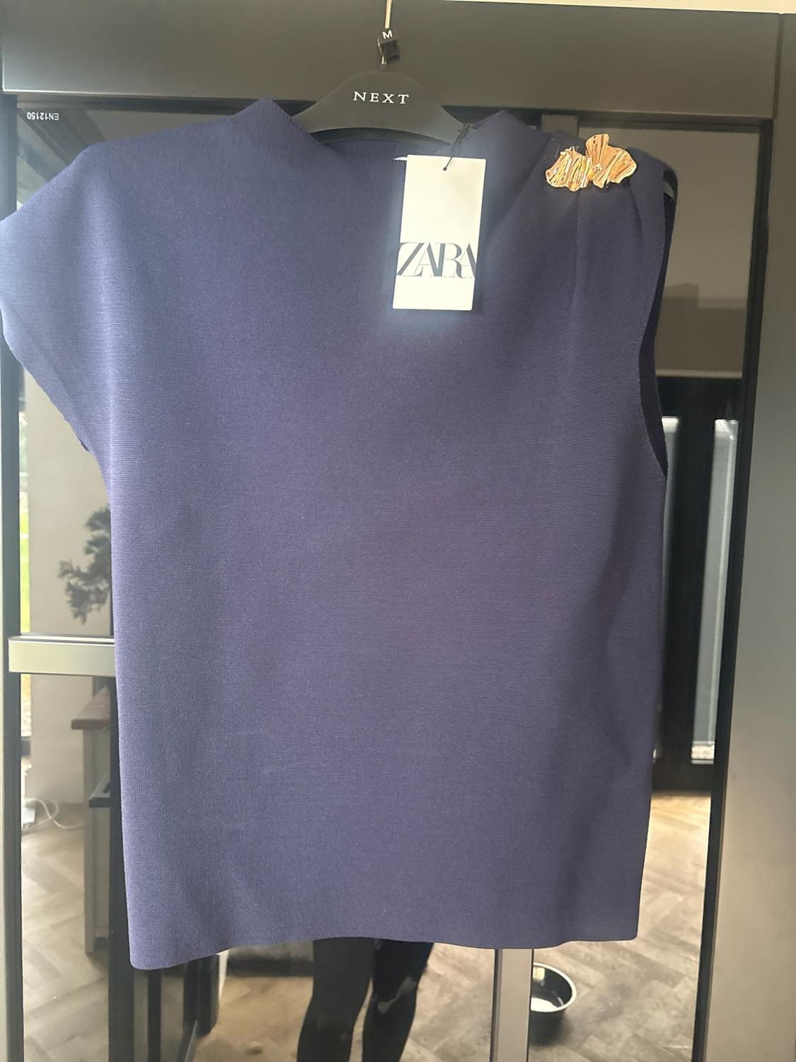PLAIN KNIT TOP WITH GOLD APPLIQUÉ - Image 2
