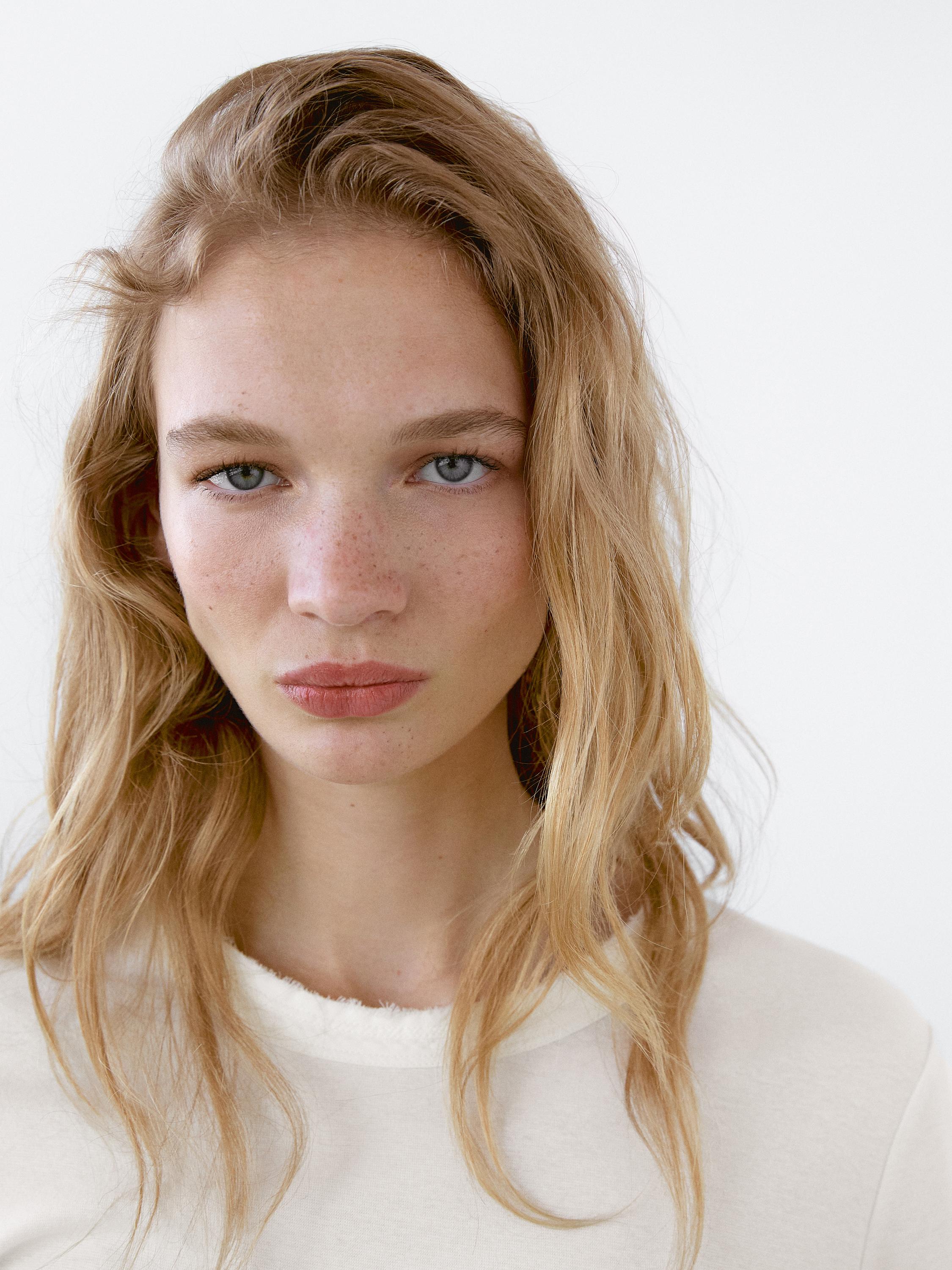 T-shirt effiloché à l’encolure