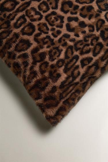HOUSSE DE COUSSIN IMITATION FOURRURE ET IMPRIMÉ ANIMALIER - Leopard de Zara - Image 1