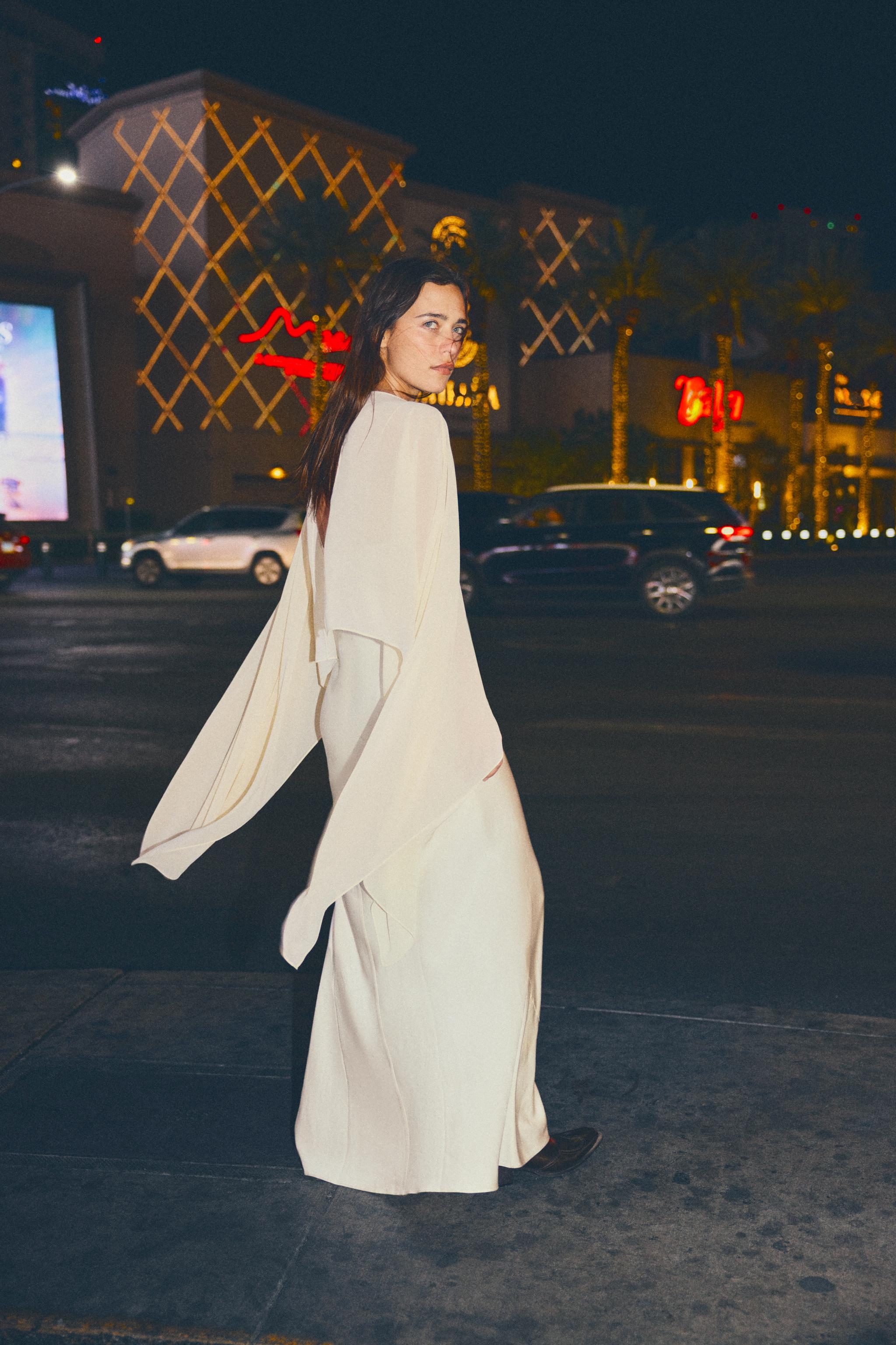 ZARA　アルパカブレンド フェルトテクスチャー ニットケープ　エクリュ ZARA - ZARA アルパカブレンド フェルトテクスチャー ニットケープ