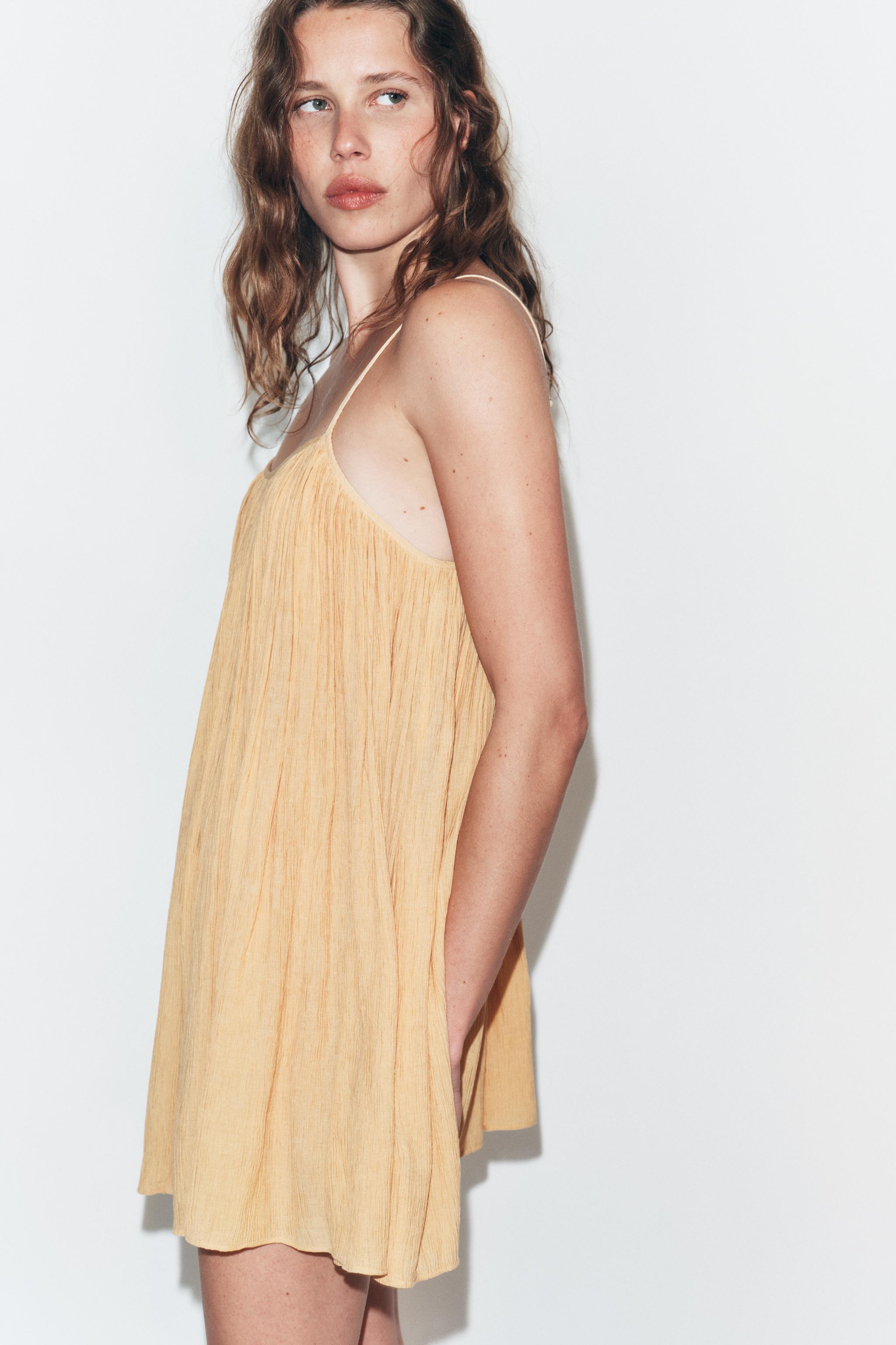 ROBE COURTE TEXTURÉE À VOLUME