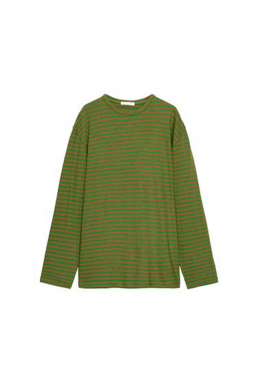 Μπροστινή όψη μπλούζας oversized με πράσινες και καφέ ρίγες, με στρογγυλή λαιμόκοψη και μακριά μανίκια.