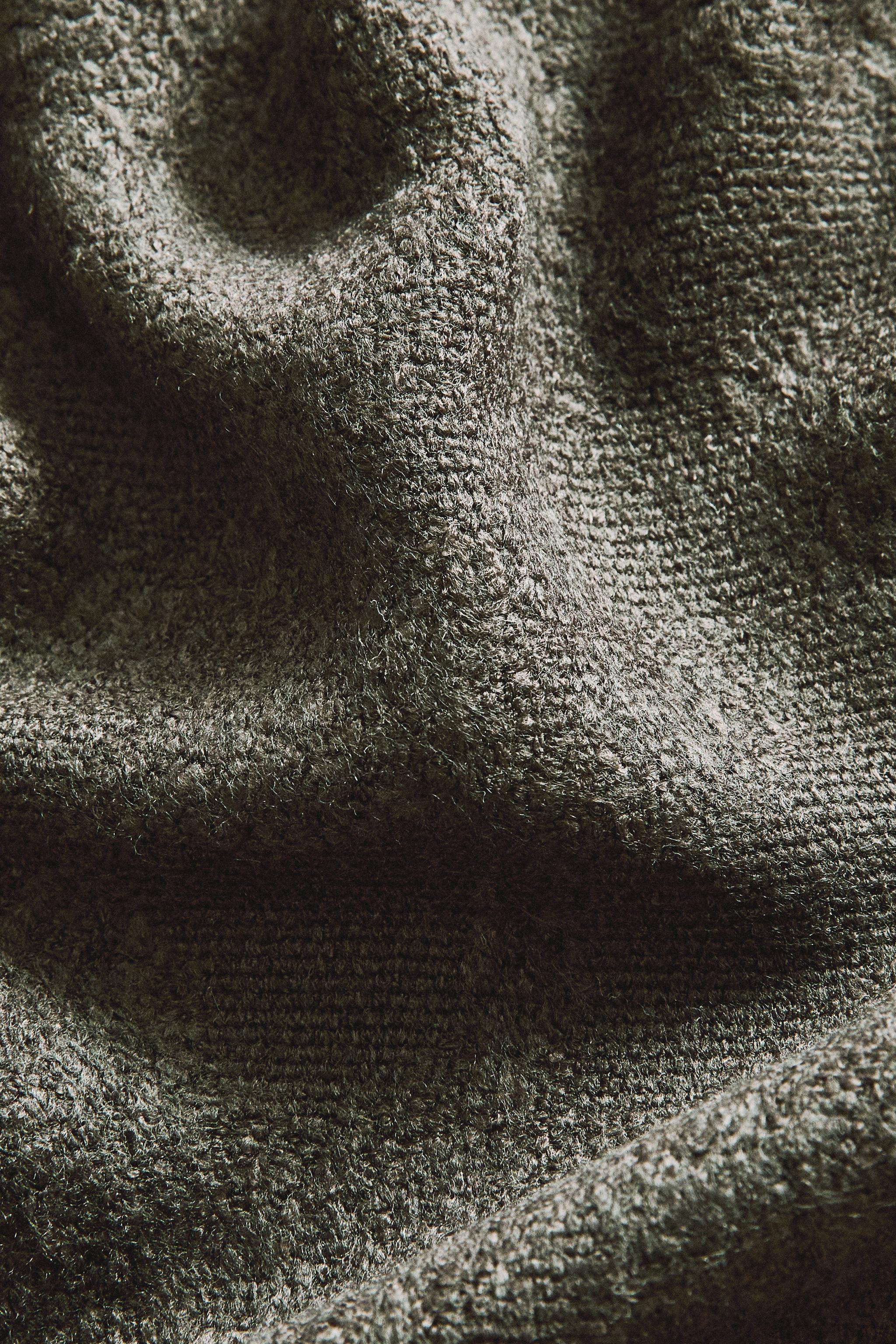FLORAL JACQUARD BLANKET