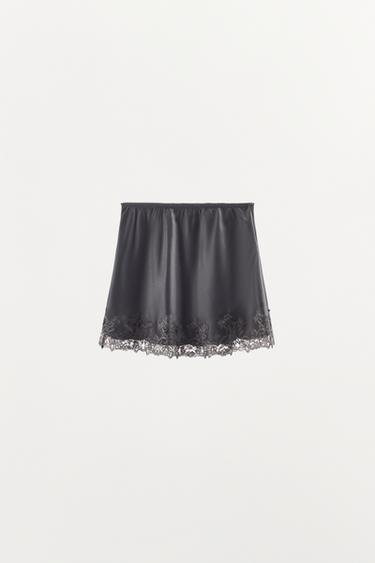 تنورة قصيرة ساتان دانتيل - رمادي أنثراسايت الخاص بـ Zara