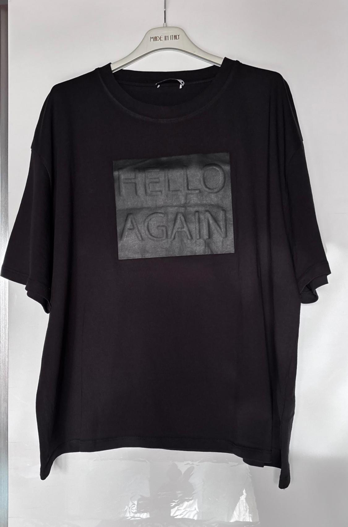 Maύro t-shirt σε κρεμάστρα με το κείμενο MADE IN ITALY. Στο στήθος έχει ένα patch με ανάγλυφο κείμενο HELLO AGAIN.