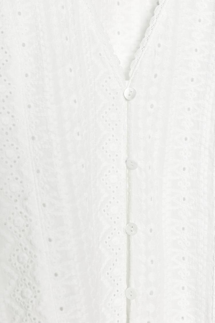 Blusa con bordado calado 6