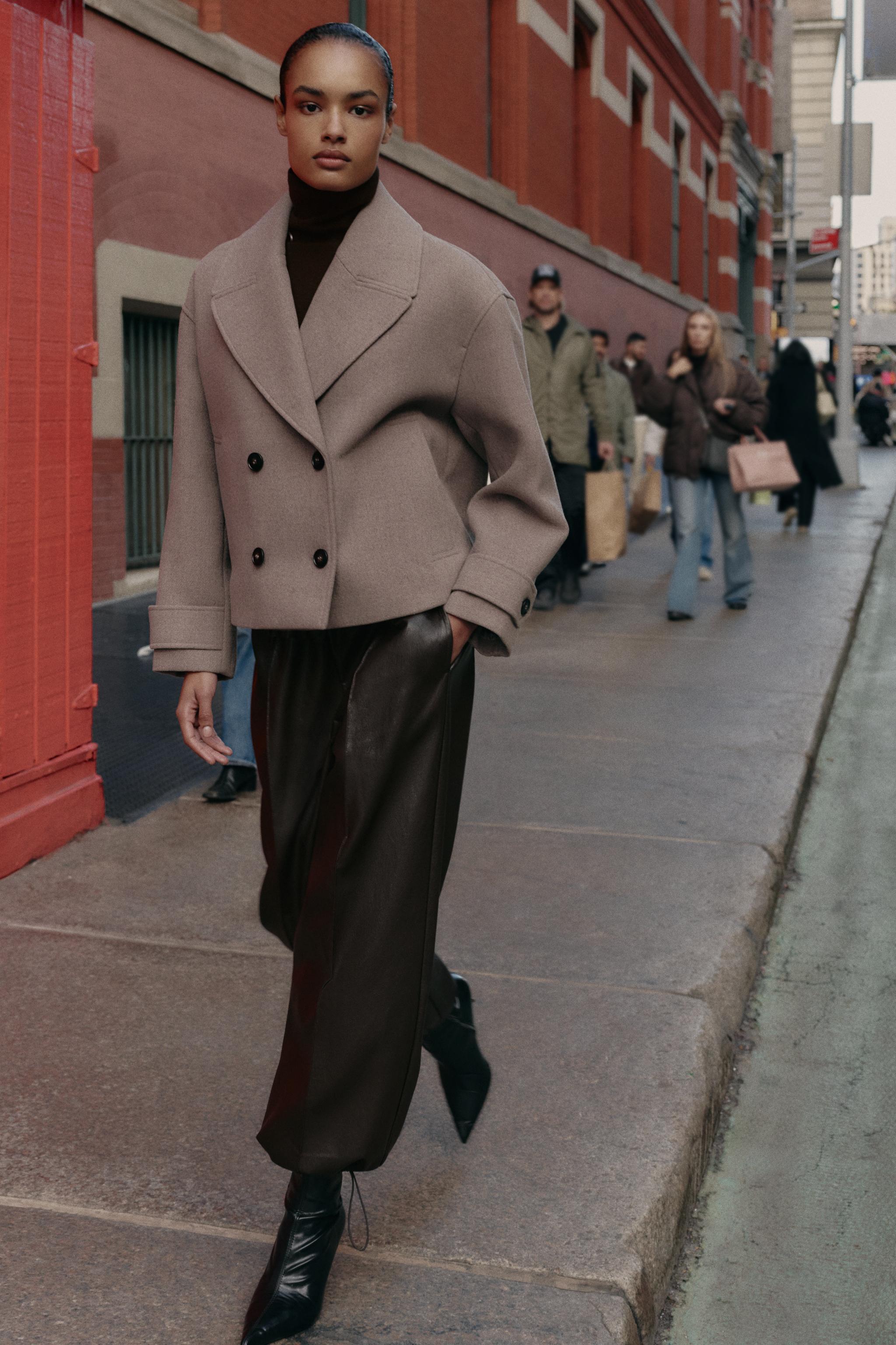 DOUBLE-BREASTED SHORT COAT