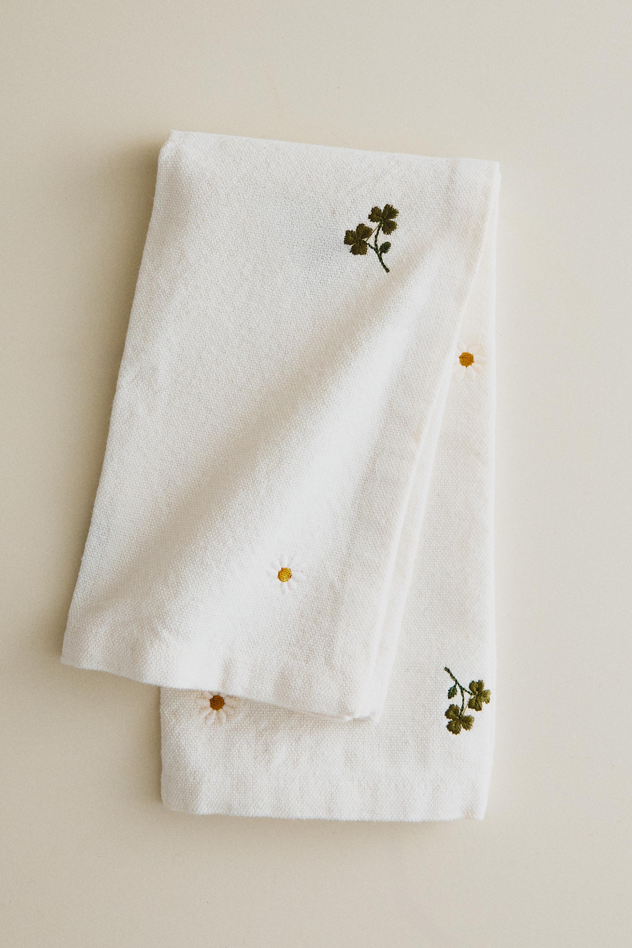 EMBROIDERED CLOVER AND DAISY NAPKINS (PACK OF 2)