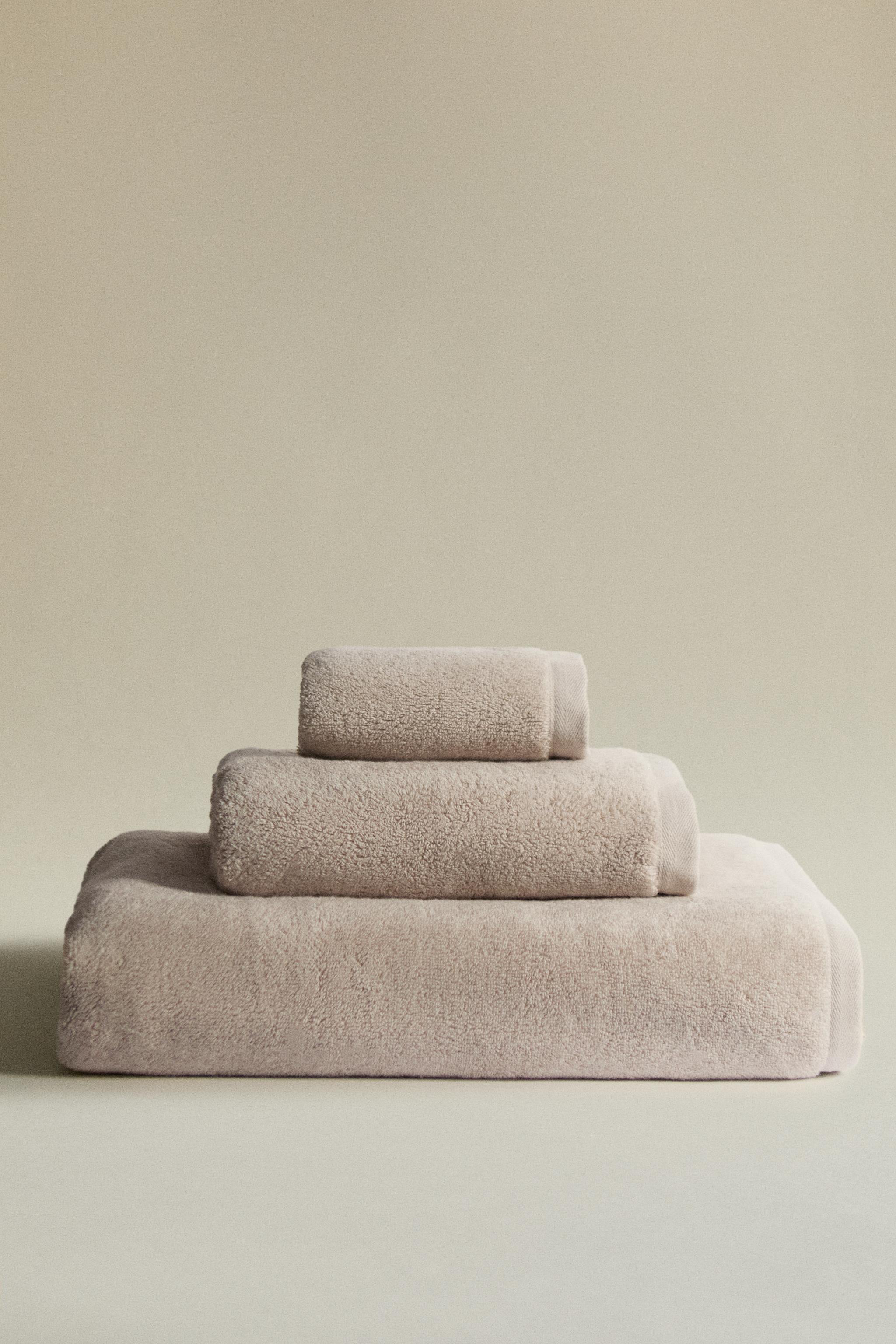 Shop Zara EXTRA SOFT COTTON BATH TOWEL (700 GXM²) at Beverly